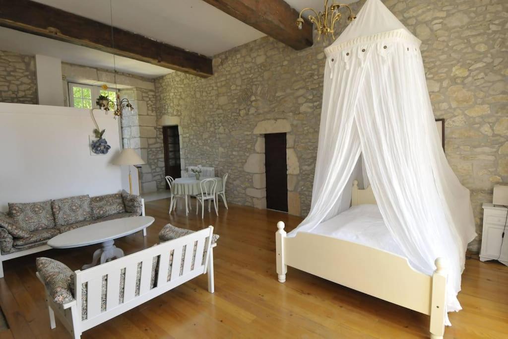 Chateau Barayre - Beautiful 12Th Century Castle With Pool And Large Garden Laussou Exterior photo